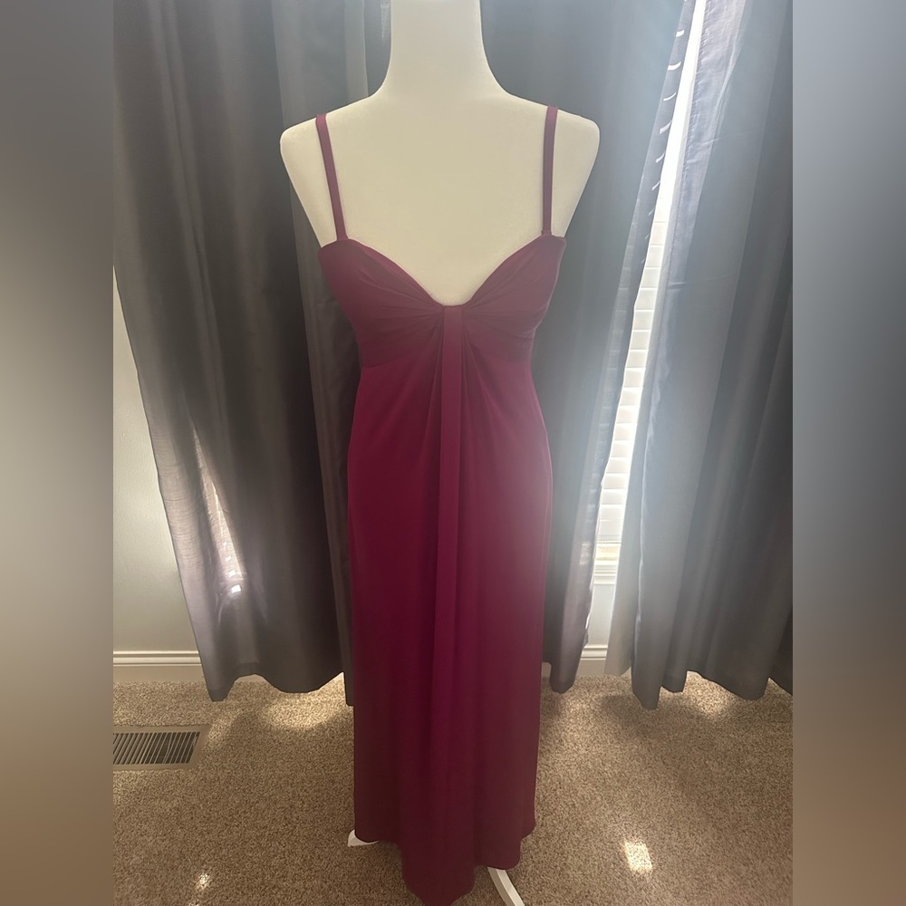 Women’s formal gown! Laundry by Shelli Segal. Size 4.